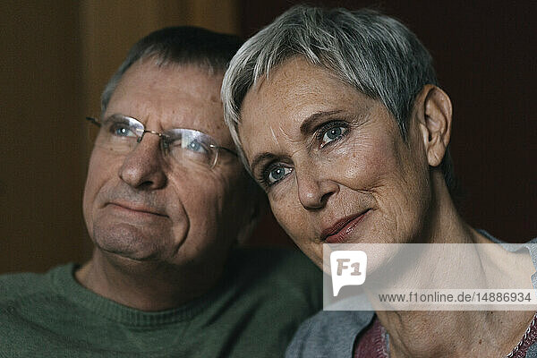 Porträt eines selbstbewussten älteren Paares  das wegschaut