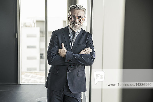 Porträt eines lächelnden selbstbewussten reifen Managers im Büro