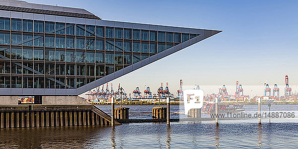 Deutschland  Hamburg  Altona  Blick auf Hafen  Kräne und Schiffe