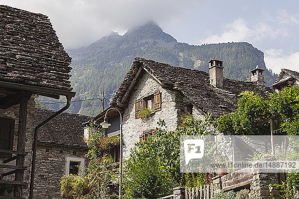Schweiz  Tessin  Sonogno  typische historische Steinhäuser