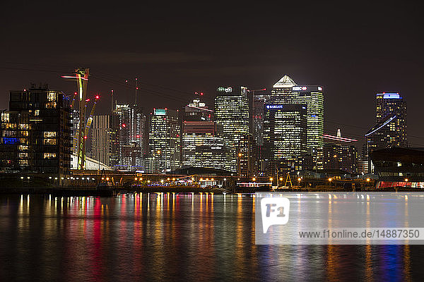 Vereinigtes Königreich  England  London  Docklands  Canary Wharf  Themse bei Nacht