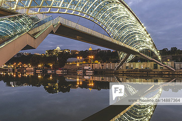 Georgien  Tiflis  Friedensbrücke über den Fluss Kura in der Nacht