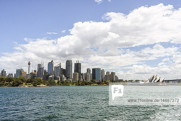 Australien  New South Wales  Sydney  Landschaft von Sydney mit dem Opernhaus und dem Finanzdistrikt