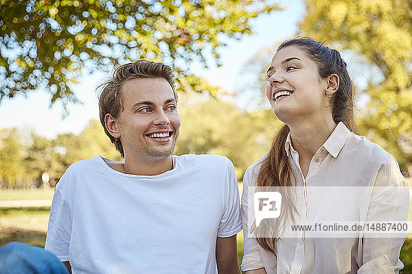 Glückliches junges Paar in einem Park