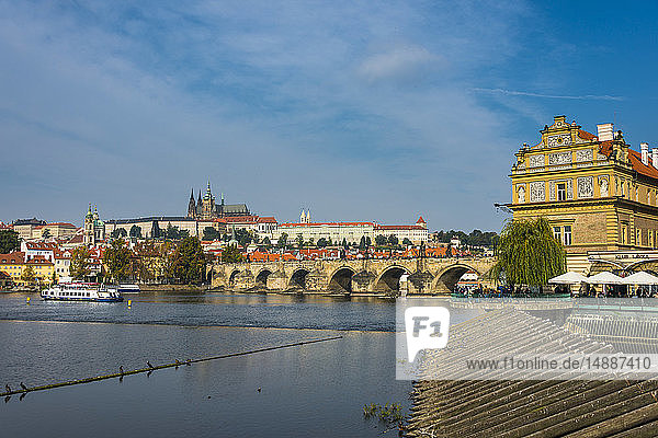 Tschechische Republik  Prag  Blick auf die Karlsbrücke und die Altstadt