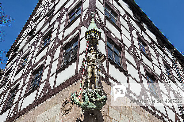 Deutschland  Nürnberg  Goldene Statue auf einem Fachwerkhaus im mittelalterlichen Stadtkern