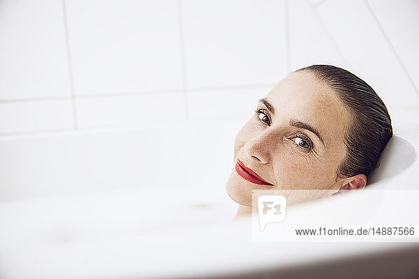 Schöne Frau entspannt sich in einem Milchbad