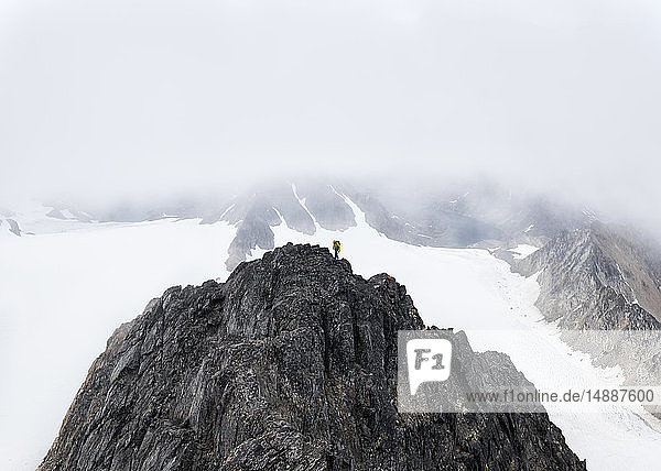 Grönland  Sermersooq  Kulusuk  Schweizer Alpen  zwei Bergsteiger auf dem Gipfel