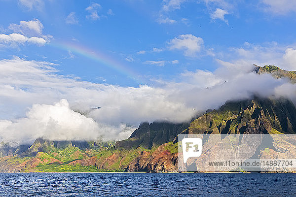USA  Hawaii  Kauai  Na Pali Coast State Wilderness Park  Panoramablick auf die Küste von Na Pali  Regenbogen