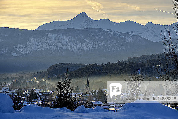 Deutschland  Bayern  Oberbayern  Garmisch Partenkichen  Blick vom Wank auf die alte Pfarrkirche St. Martin  Winterlandschaft