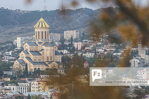 Georgien  Tiflis  Blick auf die Kathedrale von Sameba im Herbst
