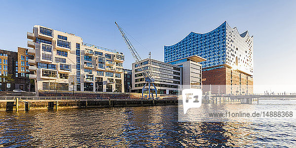 Deutschland  Hamburg  HafenCity  Elbphilharmonie  Sandtorhafen und moderne Wohnhäuser