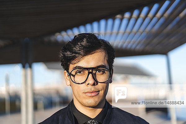 Porträt eines modischen jungen Geschäftsmannes mit Brille