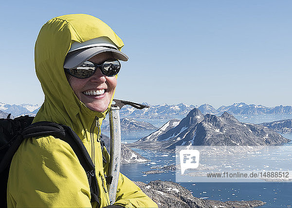 Grönland  Sermersooq  Kulusuk  Schweizer Alpen  Porträt eines glücklichen Bergsteigers auf dem Gipfel