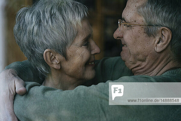 Liebevolle Umarmung eines älteren Paares