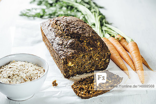 Schwedisches Karottenbrot 'Morotslimpa' mit Hafer und dunklem Sirup