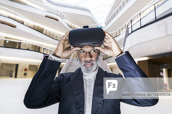Porträt eines bärtigen reifen Geschäftsmannes mit Virtual-Reality-Brille