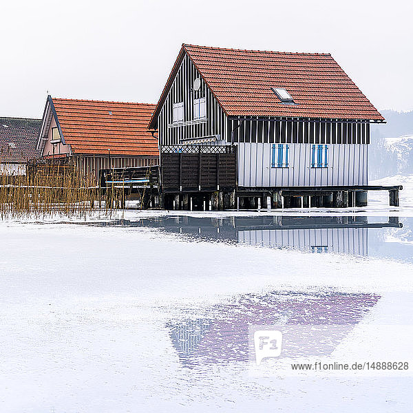 Deutschland  Bayern  Oberallgäu  Immenstadt  Alpsee  Bootshäuser im Winter