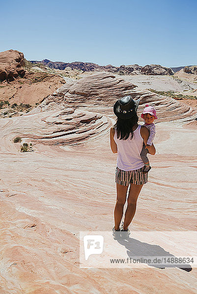 USA  Nevada  Valley of Fire State Park  Rückansicht der Landschaft mit Mutter und Mädchen