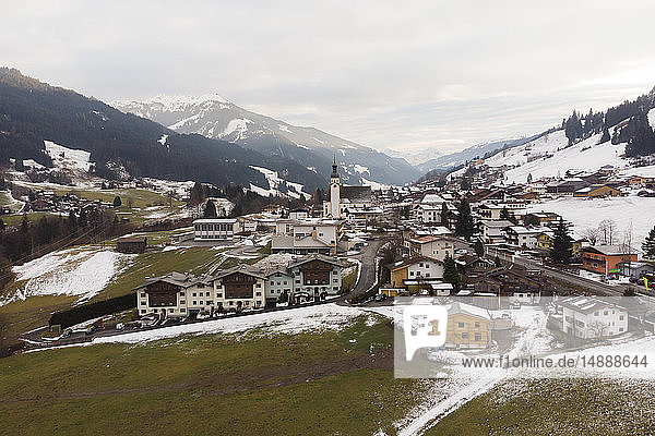 Österreich  Jochberg  Gesamtansicht des Dorfes im frühen Winter