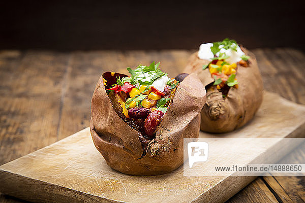 Süßkartoffel-Kumpir mit Chili con Carne Sauerrahm und Koriander