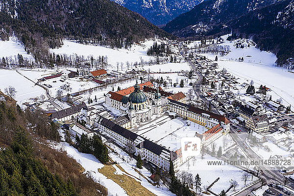 Deutschland  Bayern  Garmisch Partenkichen  Oberammergau  Ettal  Benediktinerabtei  Kloster Ettal im Winter