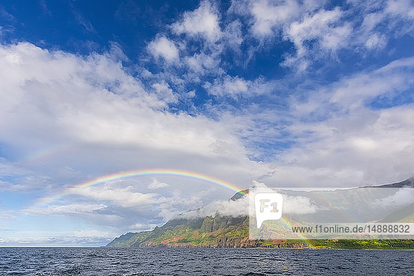 USA  Hawaii  Kauai  Na Pali Coast State Wilderness Park  Panoramablick auf die Küste von Na Pali  Regenbogen