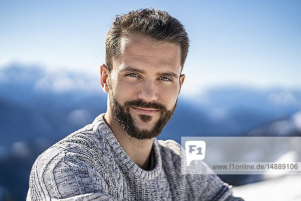 Deutschland  Bayern  Brauneck  Porträt eines selbstbewussten Mannes im Winter in den Bergen