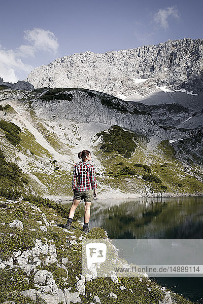 Österreich  Tirol  Frau steht am Drachensee und schaut zur Ansicht