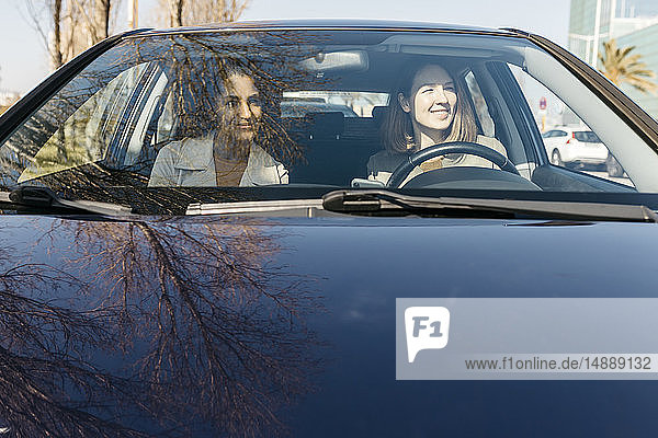 Zwei Frauen fahren in einem Auto durch die Stadt