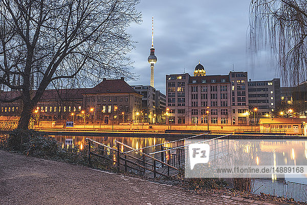 Deutschland  Berlin-Mitte  Blick von der Fischerinsel über die Spree auf den Berliner Fernsehturm am Abend