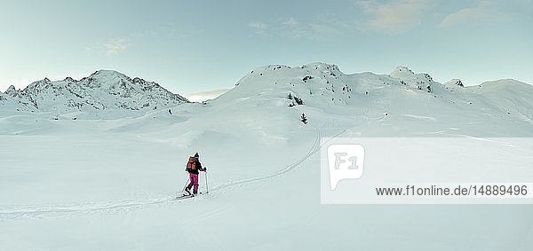 Schweiz  Bagnes  Cabane Marcel Brunet  Mont Rogneux  Frau beim Skitourengehen in den Bergen