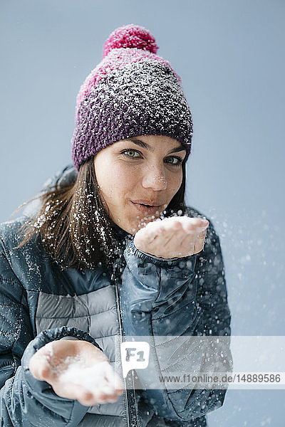 Frau mit Wollmütze  Schneegestöber
