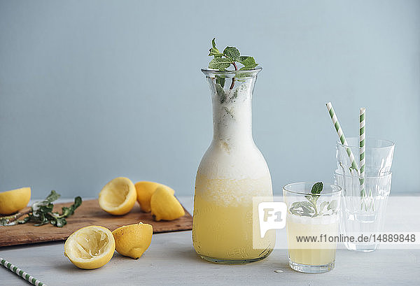 Hausgemachte  mit Honig gesüßte Limonade in Karaffe und Glas