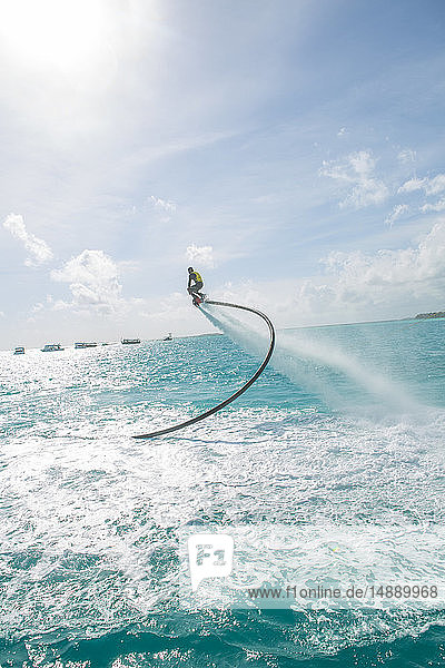 Malediven  Mann an Flyboard über dem Meer