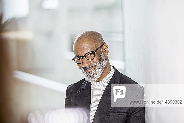 Porträt eines kahlköpfigen reifen Geschäftsmannes mit grauem Bart und Brille