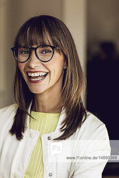 Porträt einer glücklichen  selbstbewussten Frau  lachend