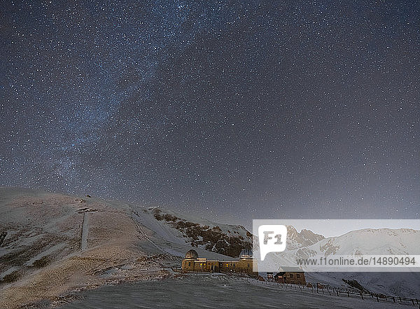 Italien  Abruzzen  Gran Sasso und Monti della Laga Park  Campo Imperatore  Observatorium bei Nacht im Winter