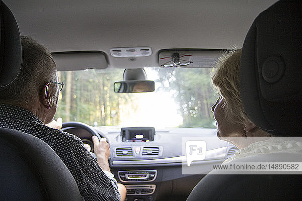Älteres Ehepaar im Auto