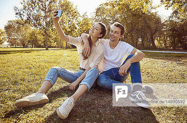 Junges Paar beim Selbermachen in einem Park