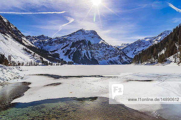 Österreich  Tirol  Tannheimer Tal  See im Winter