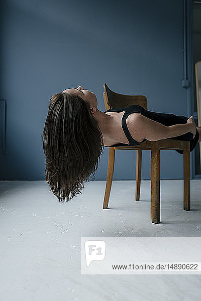 Frau schwebt auf Stuhl