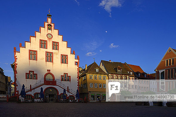 Deutschland  Bayern  Karlstadt  Rathaus und Marktplatz im Abendlicht