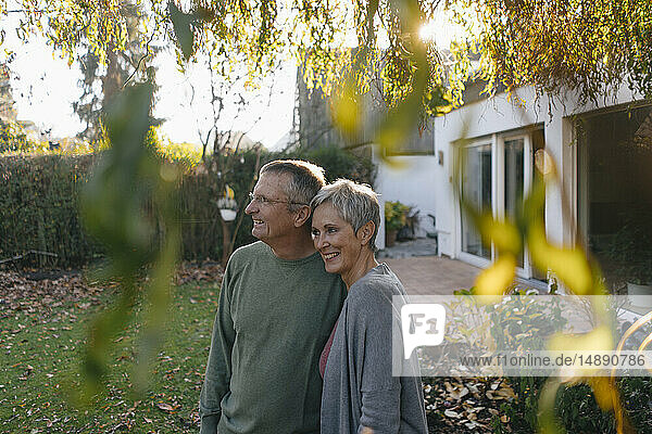 Glückliches älteres Ehepaar im Garten beim Herumschauen