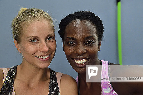 Porträt von zwei glücklichen Frauen im Fitnessstudio