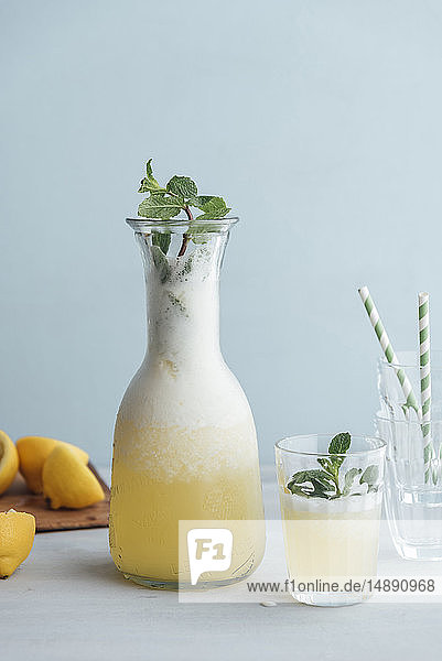 Hausgemachte  mit Honig gesüßte Limonade in Karaffe und Glas