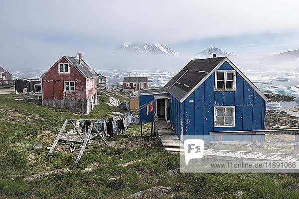 Grönland  Sermersooq  Kulusuk  Holzhütten am Ufer