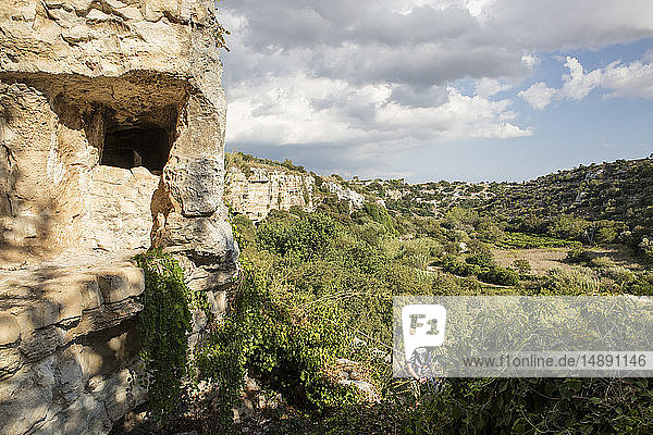 Italien  Sizilien  Provinz Ragusa  Parco Archeologico Forza  Cava d`Ispica  Wanderer