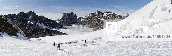 Grönland  Sermersooq  Kulusuk  Schweizer Alpen  Gruppe von Menschen  die im Schnee laufen