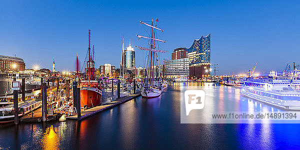 Deutschland  Hamburg  HafenCity  Elbphilharmonie und Hafen bei Nacht